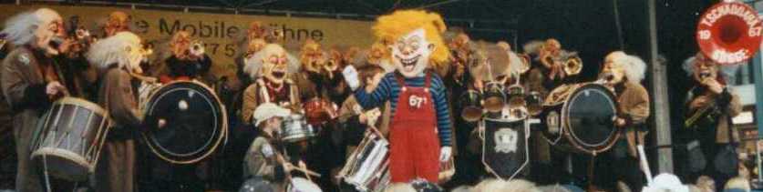 Guggenmusik Tschäddärä mit Larven