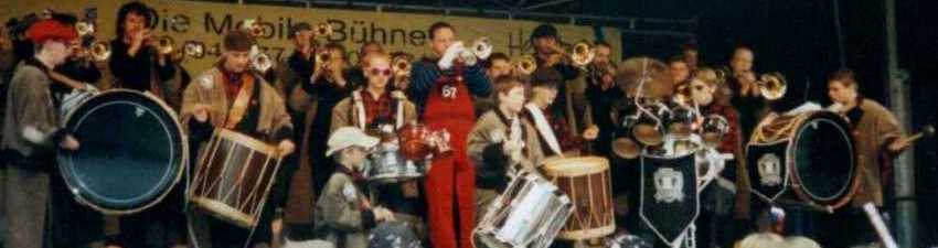 Guggenmusik Tschäddärä mit Larven