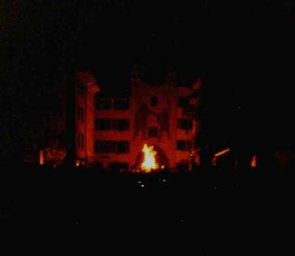 Der erste Wagen passiert das Tor